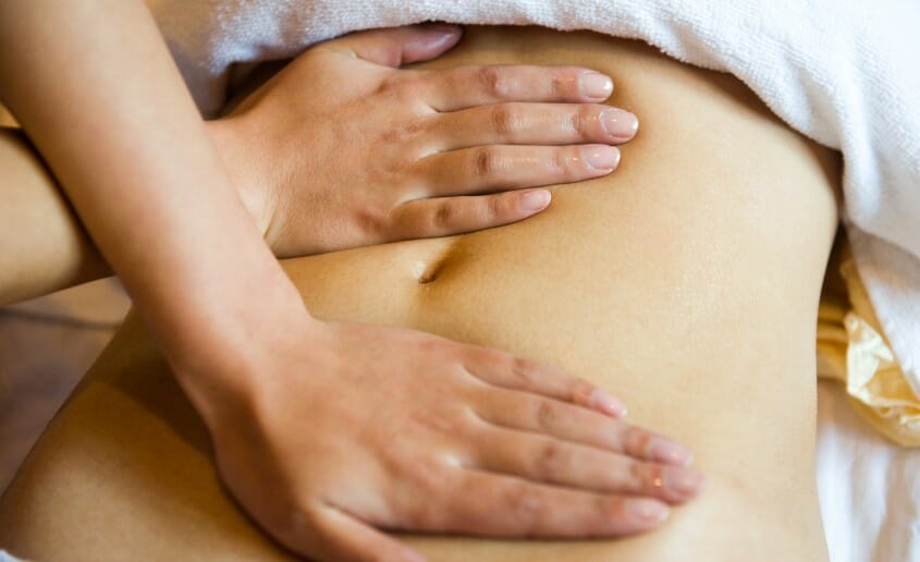Massage aux huiles essentielles pour un ventre plat