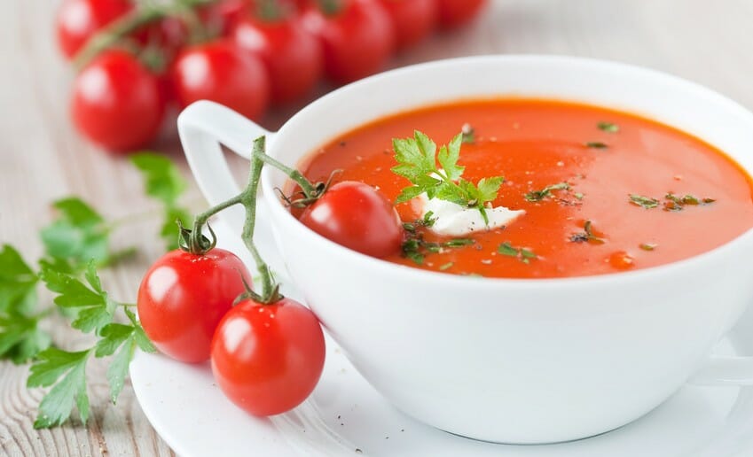 Petite soupe de tomates au chèvre frais