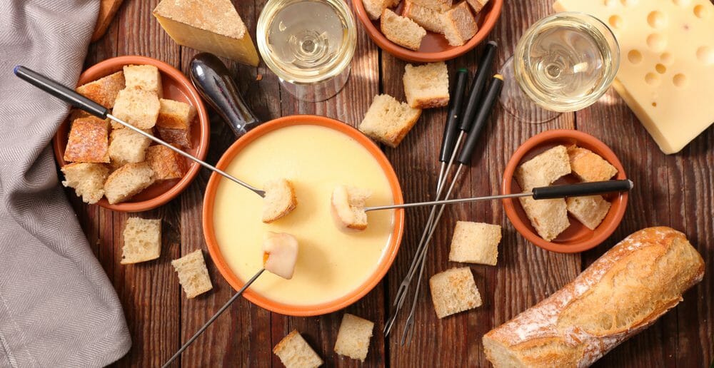 C'est le moment de fondre pour la fondue savoyarde ! : Femme