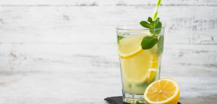 Les 10 bienfaits de l'eau tiède citronnée chaque matin