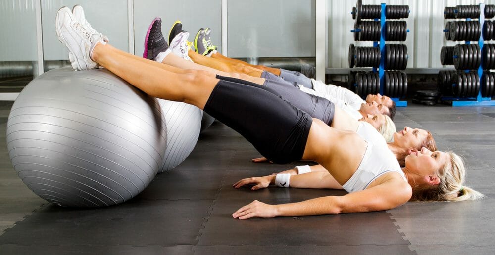 Muscler ses abdos avec un ballon de gym 