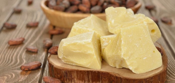 Le beurre de cacao pour prévenir les vergetures