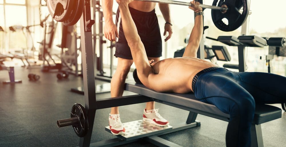 5 exercices à faire avec un banc de musculation