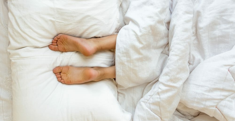 Dormir les jambes surélevées permet-il de lutter contre la cellulite