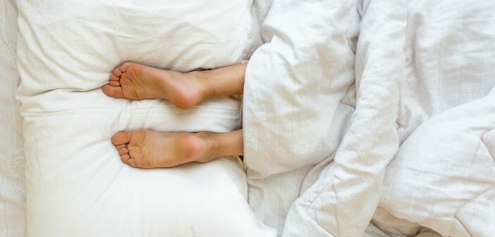 Dormir les jambes surélevées permet-il de lutter contre la cellulite