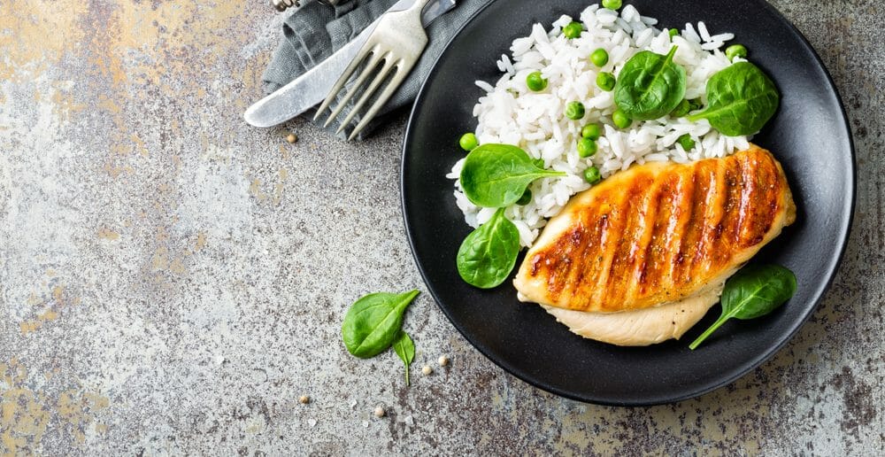 Blanc de poulet et riz complet : le combo idéal pour renforcer la masse musculaire