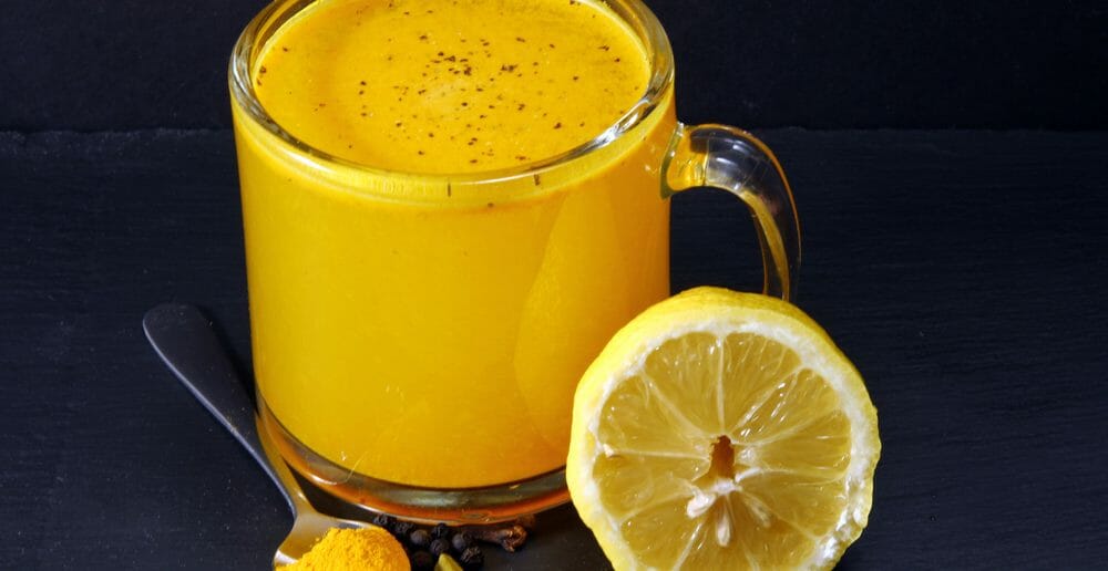 Une boisson détox au miel citron et curcuma pour maigrir
